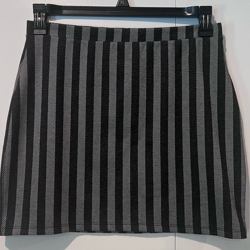 Forever 21 black and grey stripped mini skirt
